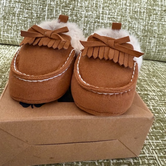 NEW in box Lucky Brand Baby Moccasins Baby Size 3 Brown/White faux fur suede - Picture 7 of 15